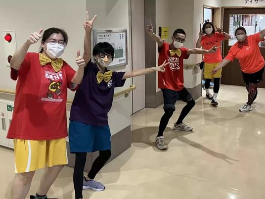 廊下でポーズするスタッフ  