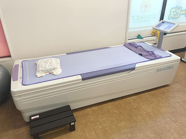 温水マッサージベッド 機能訓練室 快適な温水マッサージベッドで心身ともにリラックスできます。リハビリに適した設備です。