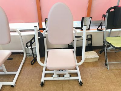 椅子型の機能訓練器具
