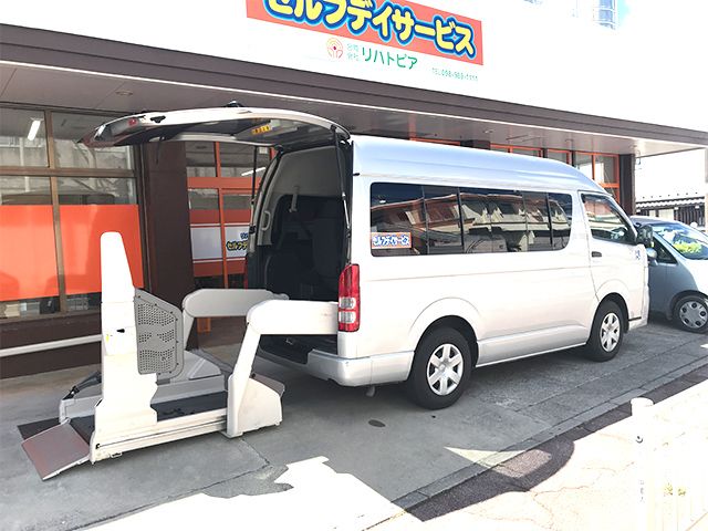 送迎車の外観 外観 バリアフリー対応の送迎車で、車椅子のまま乗降できる設備が整っています。移動が安心です。