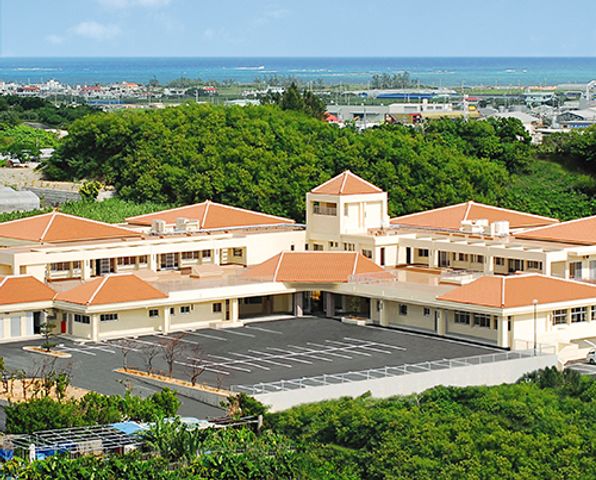 自然に囲まれた建物外観 外観   緑豊かな景色の中に立地しており、自然に囲まれた静かな場所です。穏やかな環境で働けます。