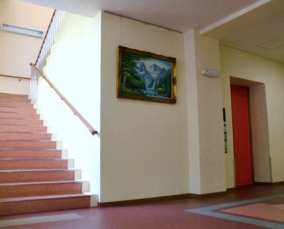 階段と絵画の廊下