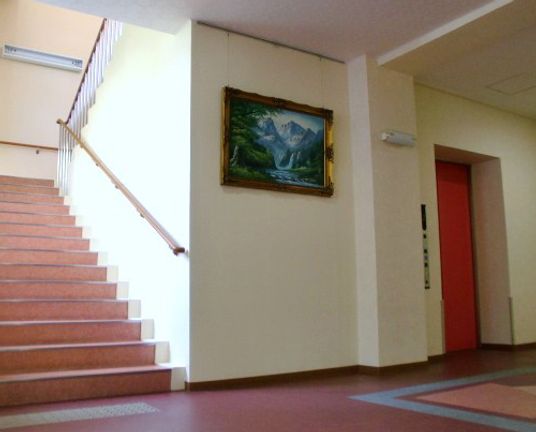 階段と絵画の廊下