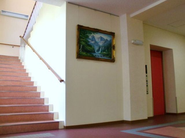 階段と絵画の廊下 廊下 絵画が飾られた階段のある空間です。働くための清潔で落ち着いた環境が整っています。
