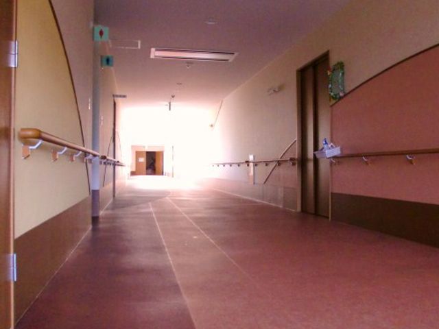 長い廊下 廊下 自然光が入る明るい長い通路です。手すりが設置され、安全に歩行できます。
