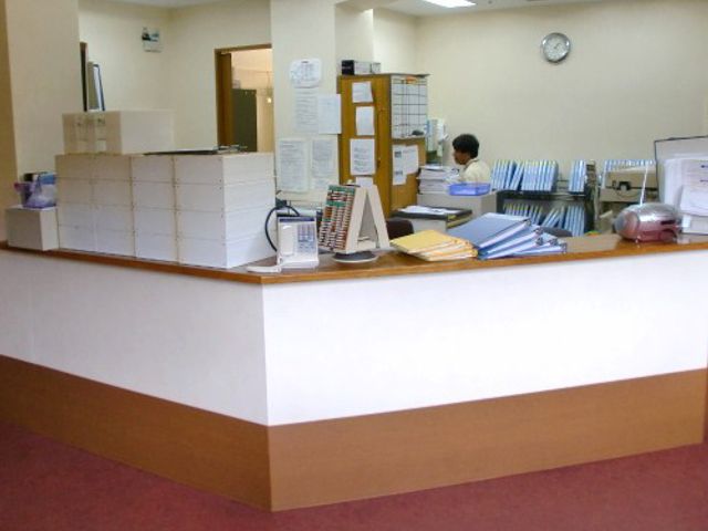 スタッフが働くエリア フロント 広々とした空間で、スタッフが快適に業務に取り組める環境が整っています。