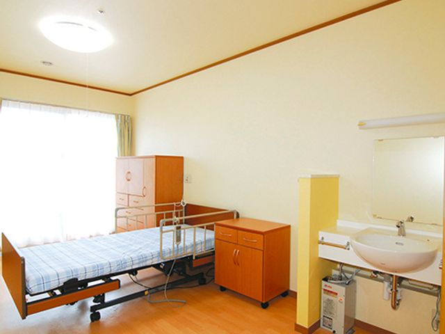 簡潔な個室 居室 自然光がたっぷり入る個室です。快適に過ごせる広さがあり、ベッドや収納が整っています。