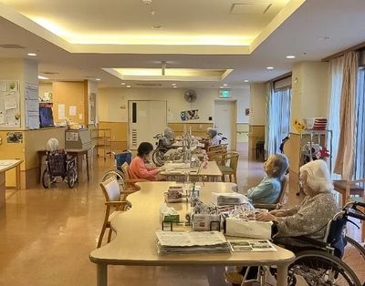 穏やかな時間を過ごすラウンジ