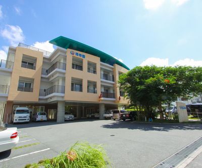 青空の下の外観