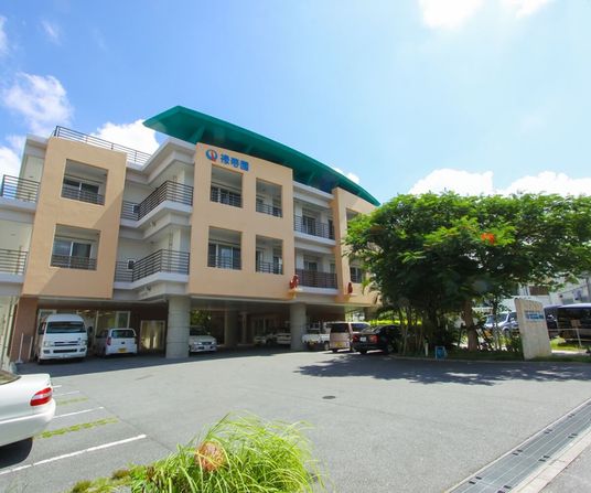 青空の下の外観