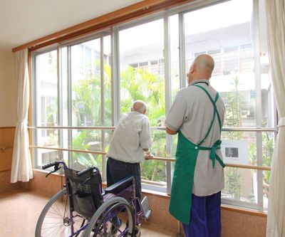 自然光が入る廊下