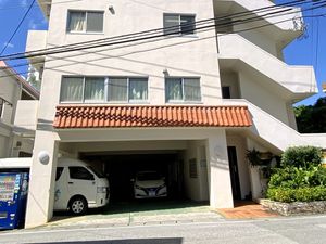 白壁の建物外観