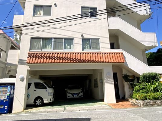 白壁の建物外観