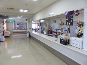 フロントと廊下の明るい空間
