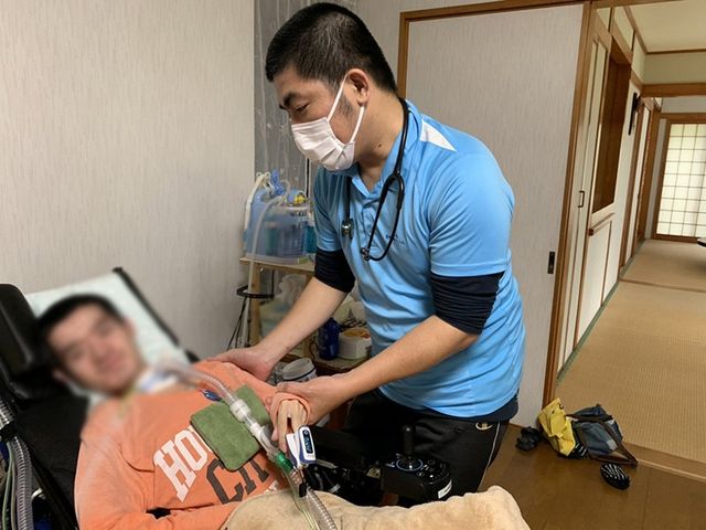 介護中のスタッフと患者の居室 居室 介護スタッフが落ち着いた雰囲気の居室で患者をサポートしています。安心して働ける環境です。
