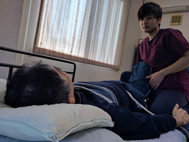 リハビリ中の居室 居室 自然光があふれる空間で、リハビリに取り組む様子です。快適さを感じる環境になっています。