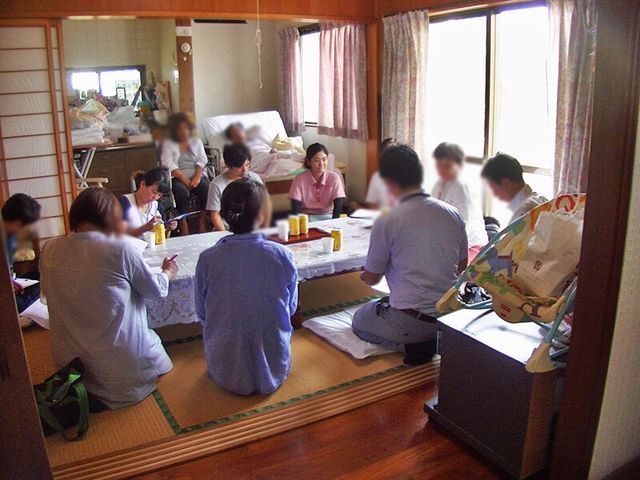 和室の団らん 和室 和室でスタッフが集まり、意見交換をしています。和やかな雰囲気で、働きやすそうですね。