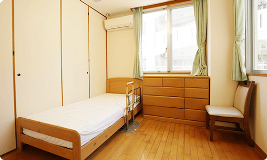明るい木製家具の居室