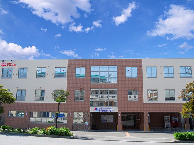 青空と建物の外観 外観 清々しい青空の下にある、堂々とした施設の建物です。明るい雰囲気が漂っています。