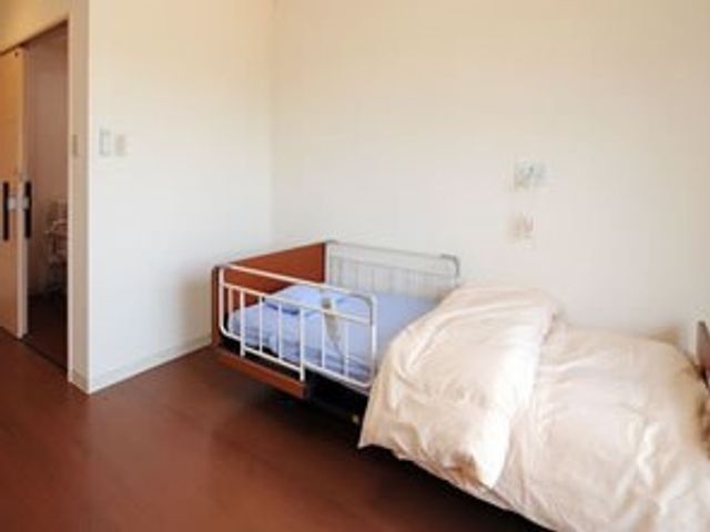 清潔な居室の一角 居室 シンプルで清潔感のある居室です。床材には温かみを感じさせる木目調が採用され、落ち着きのある空間を演出しています。