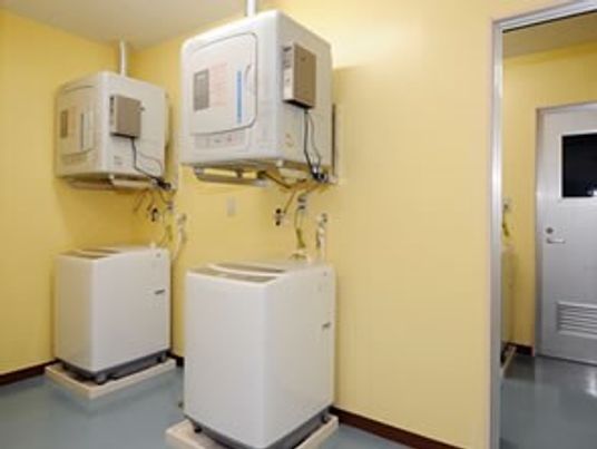 洗濯機と乾燥機のある部屋