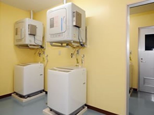 洗濯機と乾燥機のある部屋 ランドリー 明るく清潔感のある洗濯スペースです。個人の衣服ケアをはじめ、日々の生活がより快適になるよう設計されています。