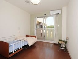 明るい個室の居室