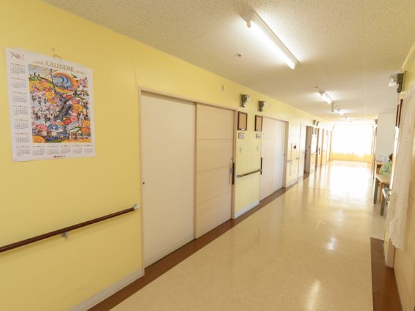 明るい施設の廊下