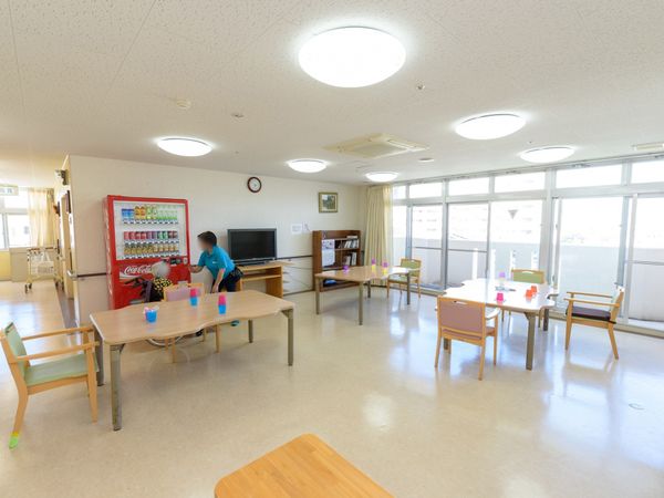 明るく広々とした食堂
