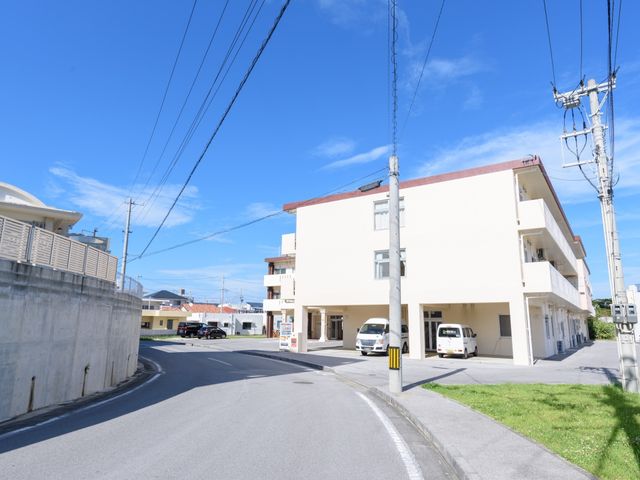 明るい外観の建物 外観 日当たりの良い外観が印象的な施設で、ゆとりを持ってご就業いただける環境です。