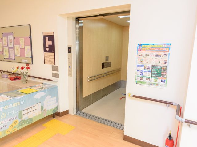 エレベーター前の廊下 エレベーター エレベーター横の掲示板には色々なお知らせが掲示されており、日々の活動が充実している様子が伝わります。