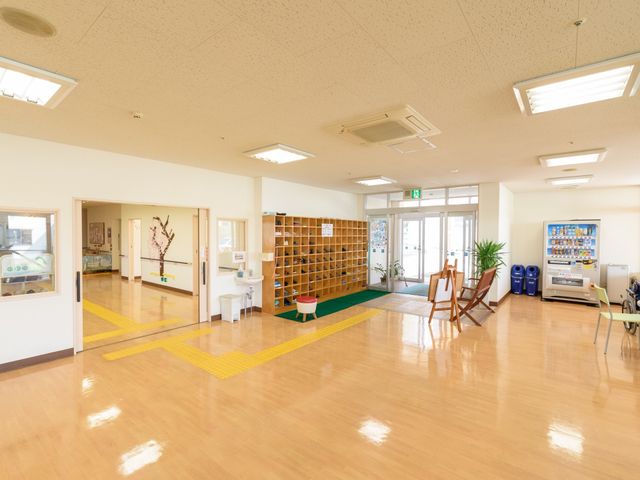 広々とした明るいロビー エントランス 床の光沢感が際立つ、開放的な雰囲気のエントランスです。利用者の方々がリラックスできる空間がここにはあります。