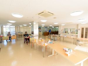 広々とした明るい食堂
