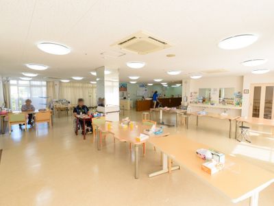 広々とした明るい食堂