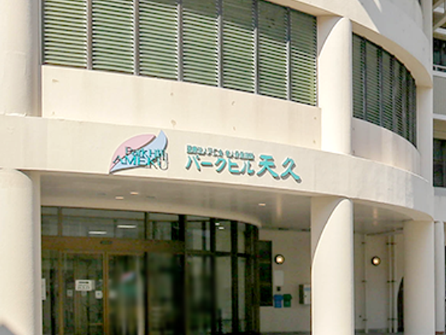 建物のエントランス エントランス 訪れる人を迎える明るいエントランスです。清潔感のある外観が魅力的です。