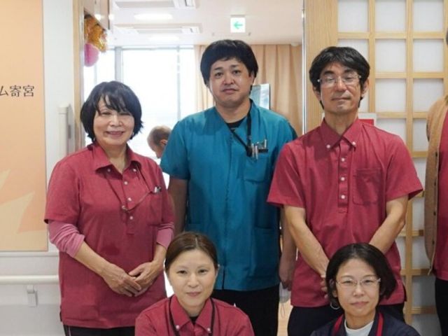 明るく和やかなスタッフイメージ スタッフイメージ 笑顔で挨拶をするスタッフが皆様を温かくお迎えします。職員のチームワークの良さもご覧いただけます。