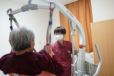 介護スタッフと利用者の機能訓練室