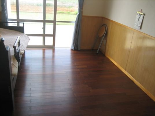 明るい居室の床と窓