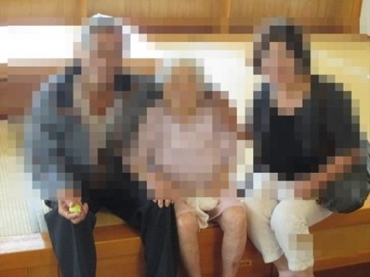 三人が座る和室