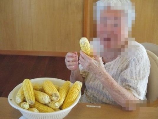 食事中のお年寄りダイニング