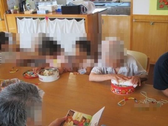 共有ダイニングでの食事