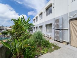 緑あふれる建物外観