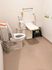 手すり付きのトイレ設備