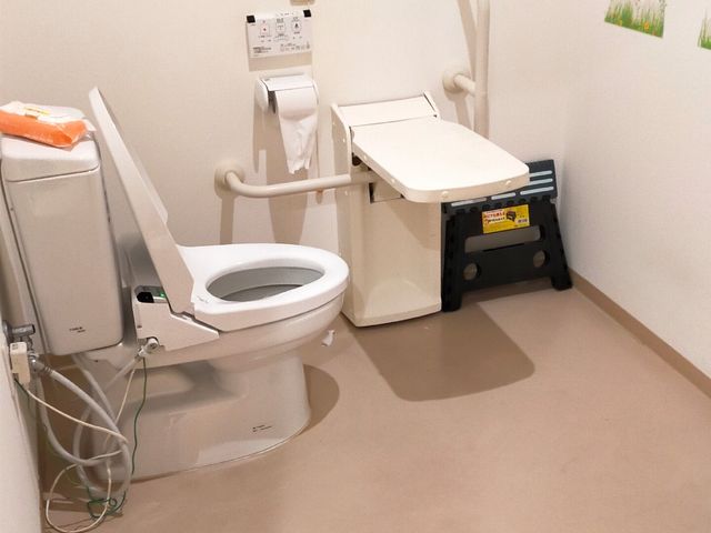 手すり付きのトイレ設備 トイレ 広々としたトイレは手すりや安全機能を備え、すべての方が使用しやすいように工夫されています。安心してご利用いただける環境です。