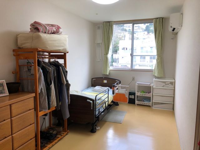 整理整頓された居室 居室 広々とした窓から光が差し込む、清潔感溢れる居室です。個々のスペースには必要な備品が整えられ、快適な日常を支援しています。