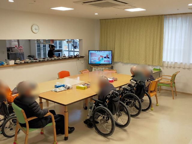 共有スペースの様子 共有スペース 穏やかな雰囲気の食堂です。利用者の方がテレビを視聴しながらゆっくりとお過ごしいただける空間が整っています。