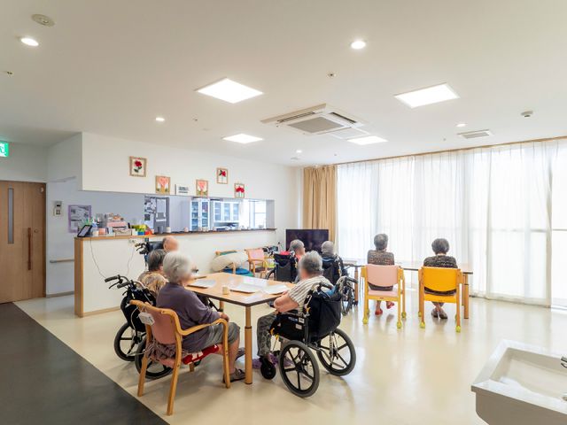 共有スペースの様子 共有スペース 居心地の良いラウンジでは、利用者がテレビを観ながらくつろいでいます。充実した共有空間でのんびりとした時間を過ごせる環境です。