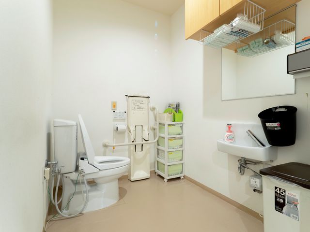 バリアフリーのトイレ設備 トイレ 手すり付きで安全に配慮された清潔なトイレです。利用者の快適な生活をサポートする設計となっています。