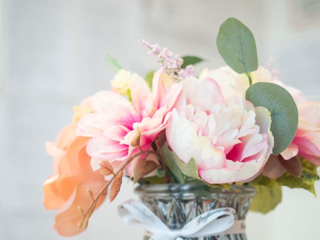 カラフルな造花のアレンジ 花 温かみのあるロビーを彩る、色鮮やかな造花です。柔らかな雰囲気が、訪れる人々の心を和ませます。