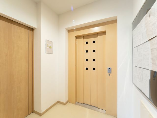 清潔感のあるエレベーター前 エレベーター 落ち着いた色合いのエレベーター前は、清潔で整然としており、安心してお使いいただけます。